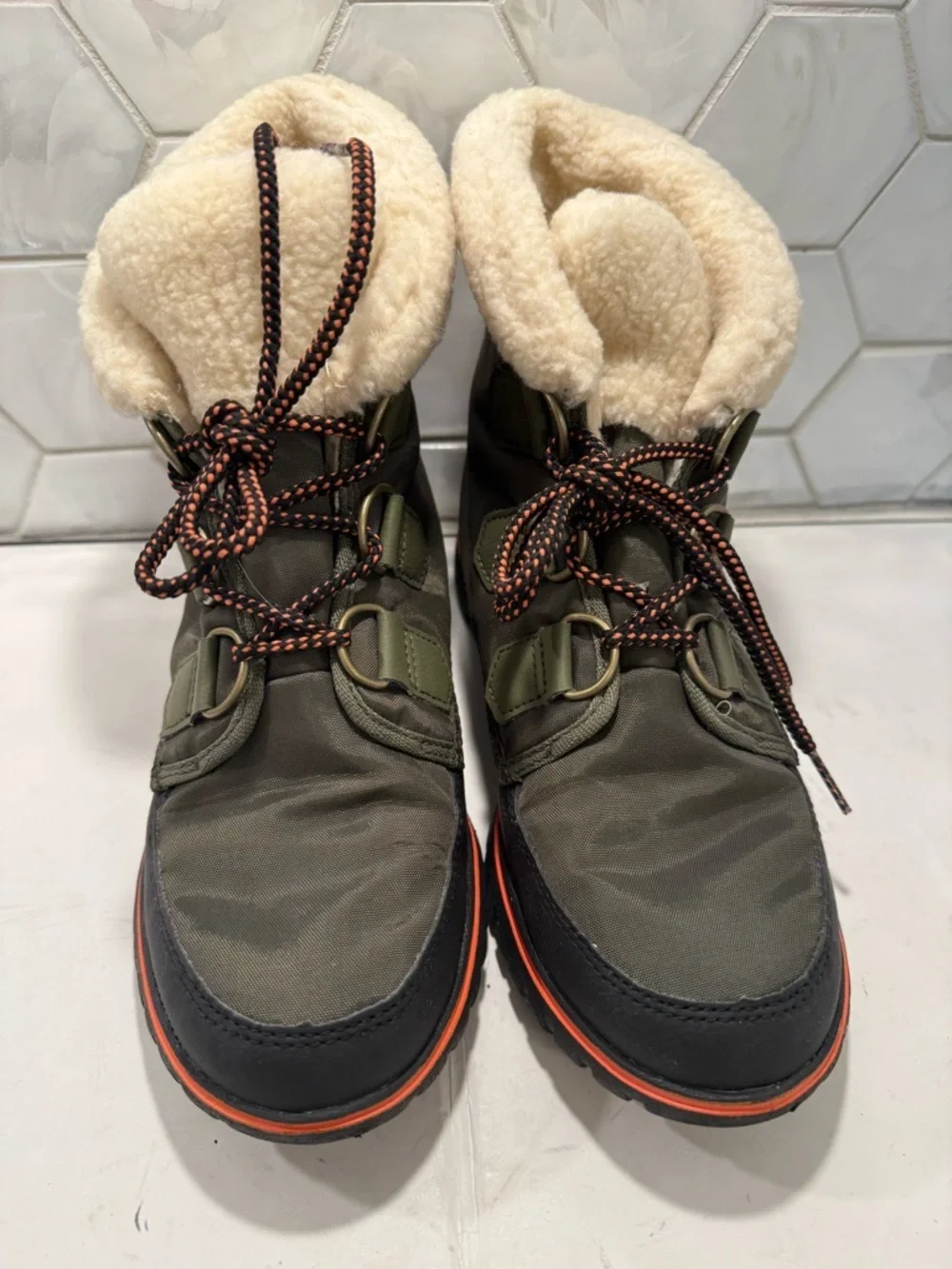 Sorel Woman’s Explorer Carnival Sz 7 Khaki Green Waterproof Fleece Lining Laces
